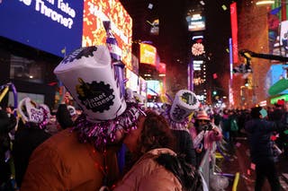 Orang-orang berciuman saat merayakan Malam Tahun Baru di Times Square Kota New York setelah tengah malam pada 1 Januari 2025